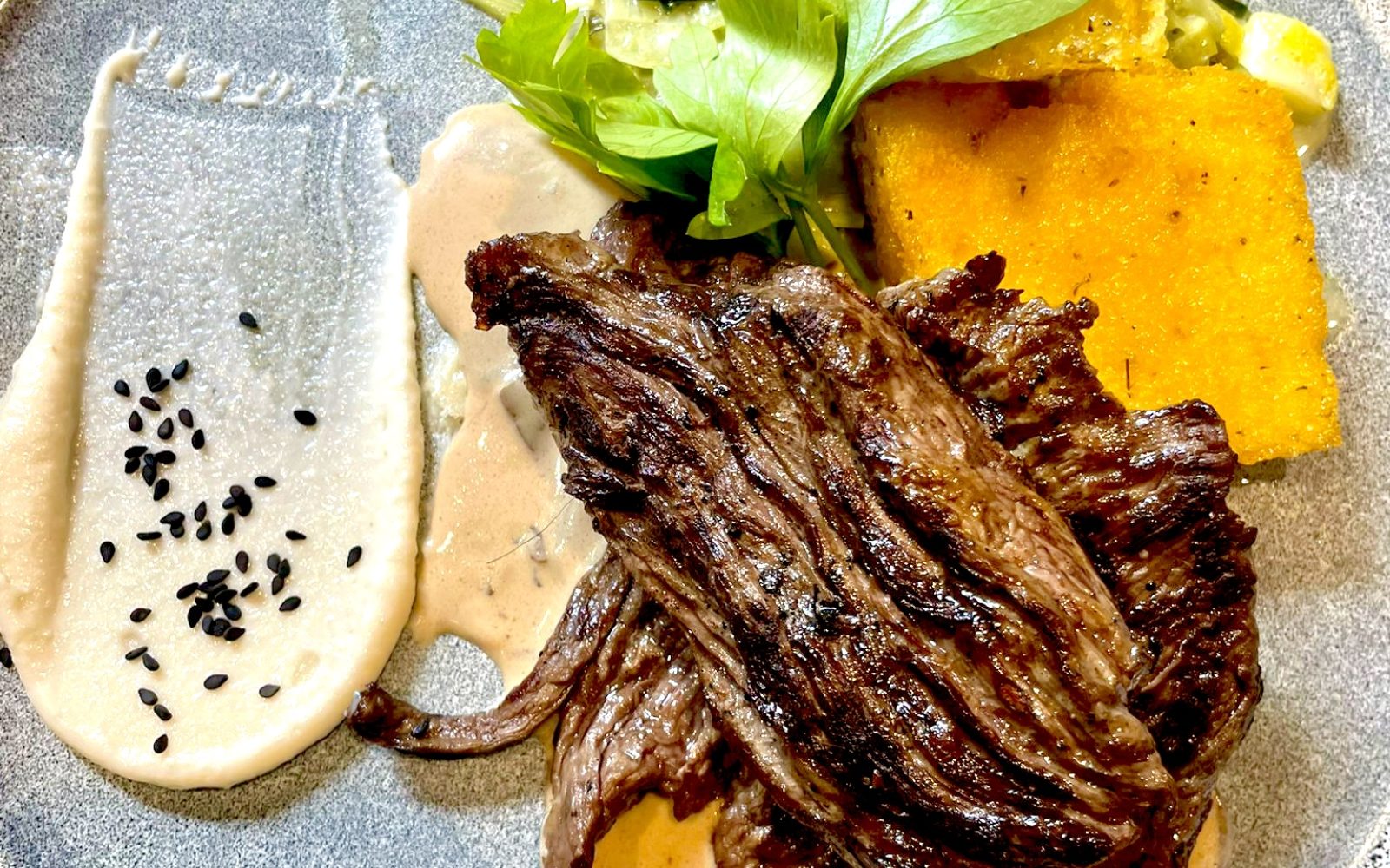 Un plat du jour le midi : onglet de boeuf et sa garniture