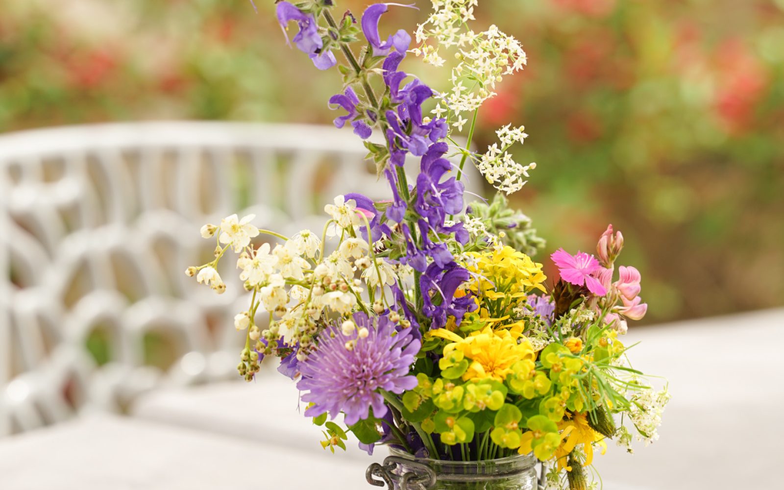 Au printemps et en été, les tables se garnissent de bouquets réalisés avec les fleurs des alentours