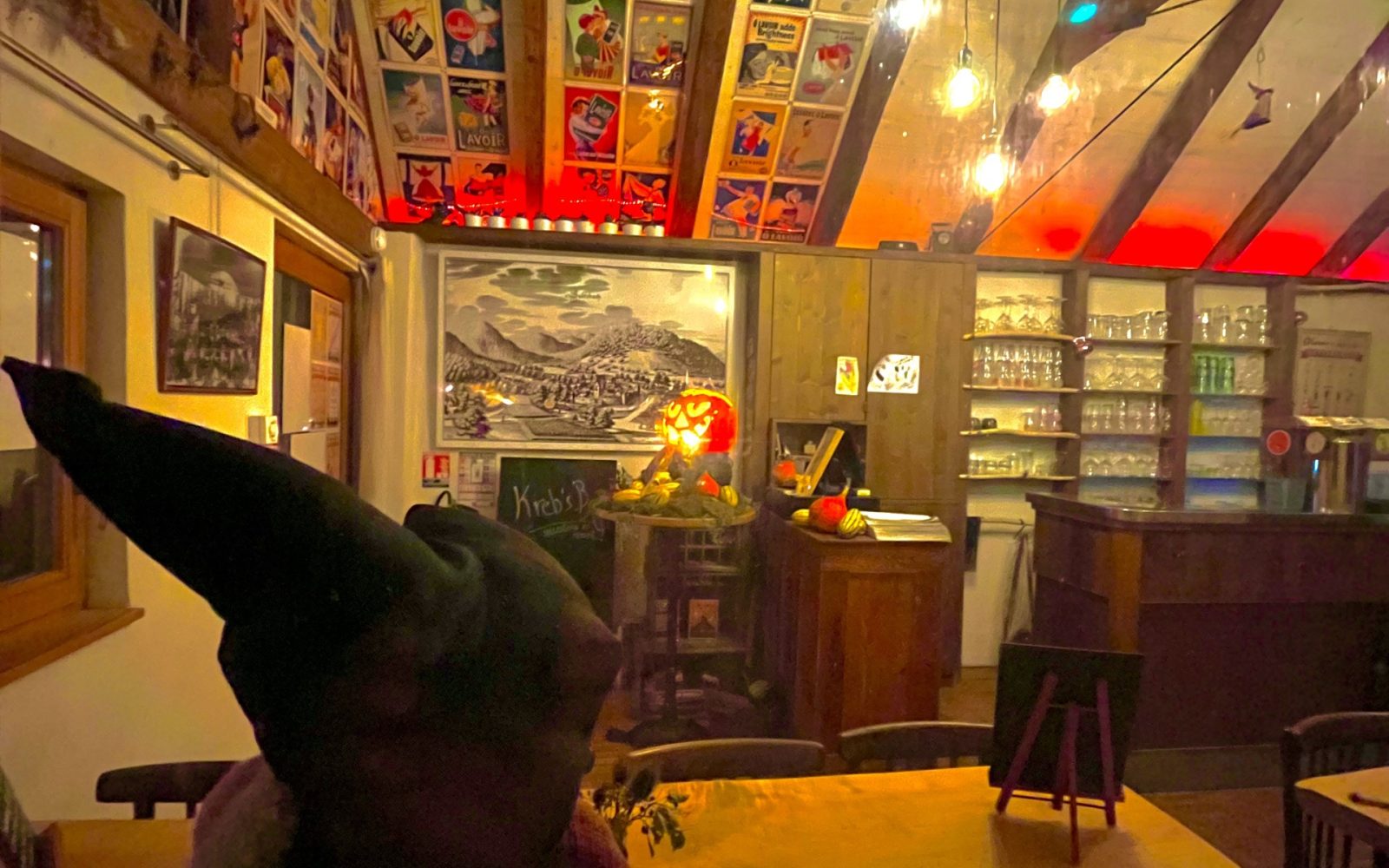 Une sorcière s'est égarée dans le bar...