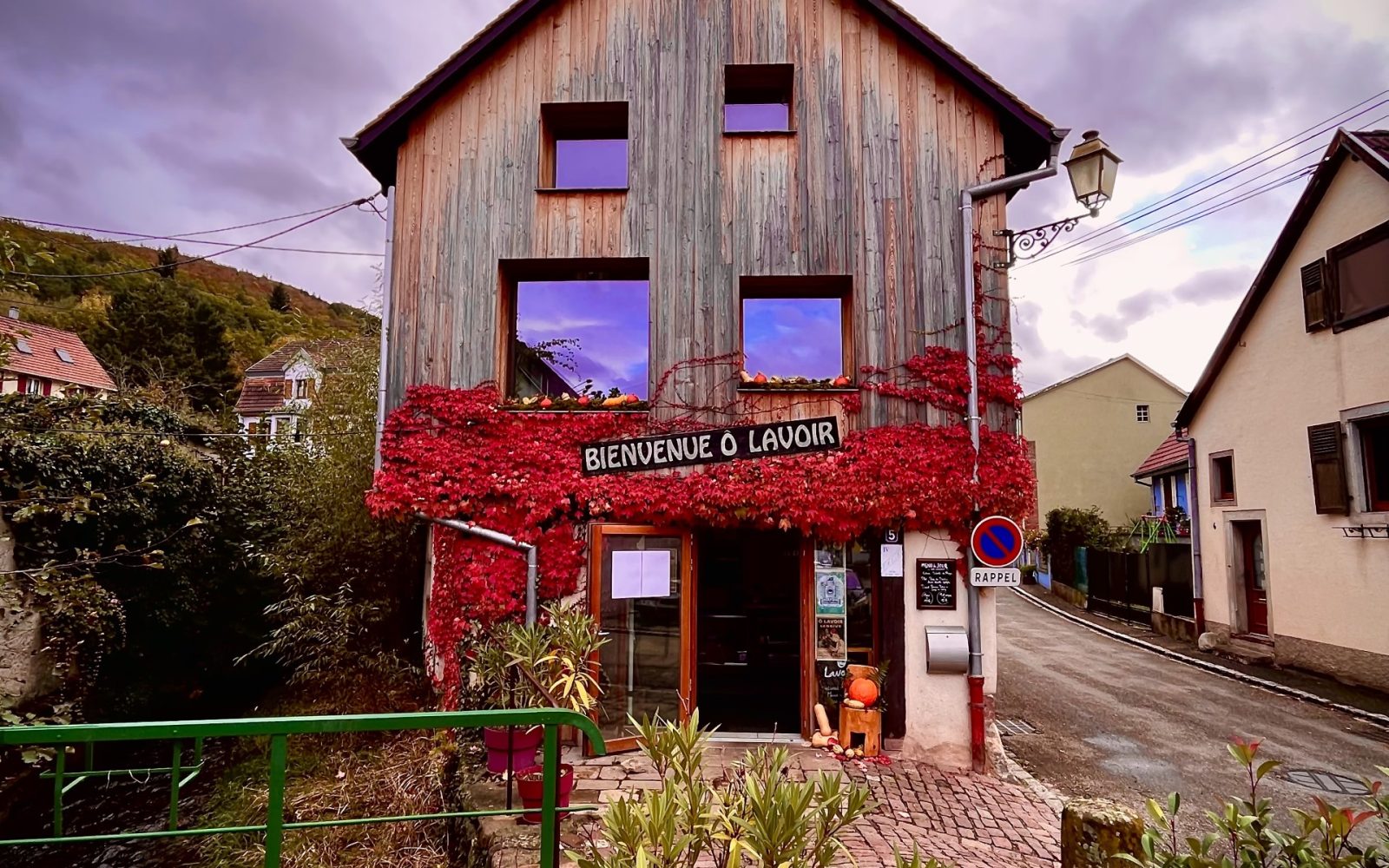 Dans la grange se trouve la cuisine au RDC et une salle de restaurant de 28 couverts à l'étage, avec son piano