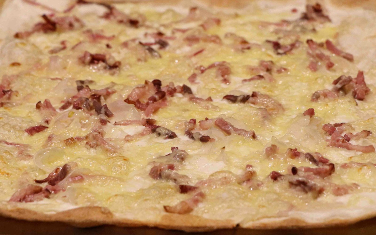 La tarte flambée gratinée, généreuse et goutue