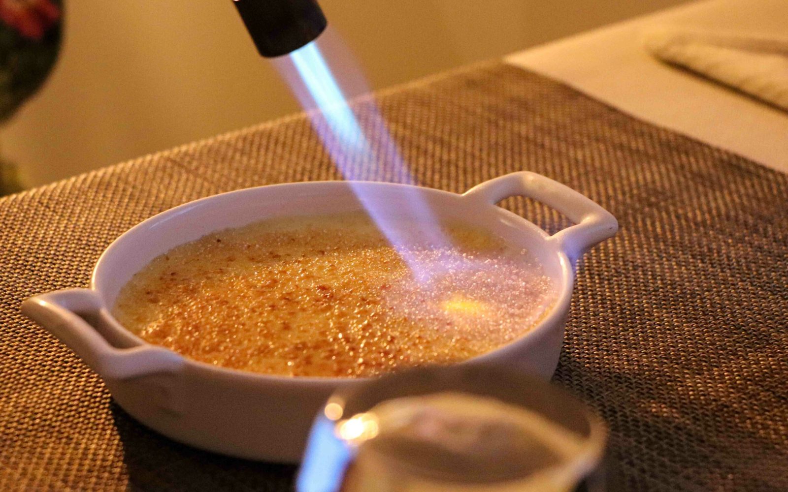 Les crèmes brulées sont servies nature ou accompagnées d'un petit "twist" selon l'humeur du chef
