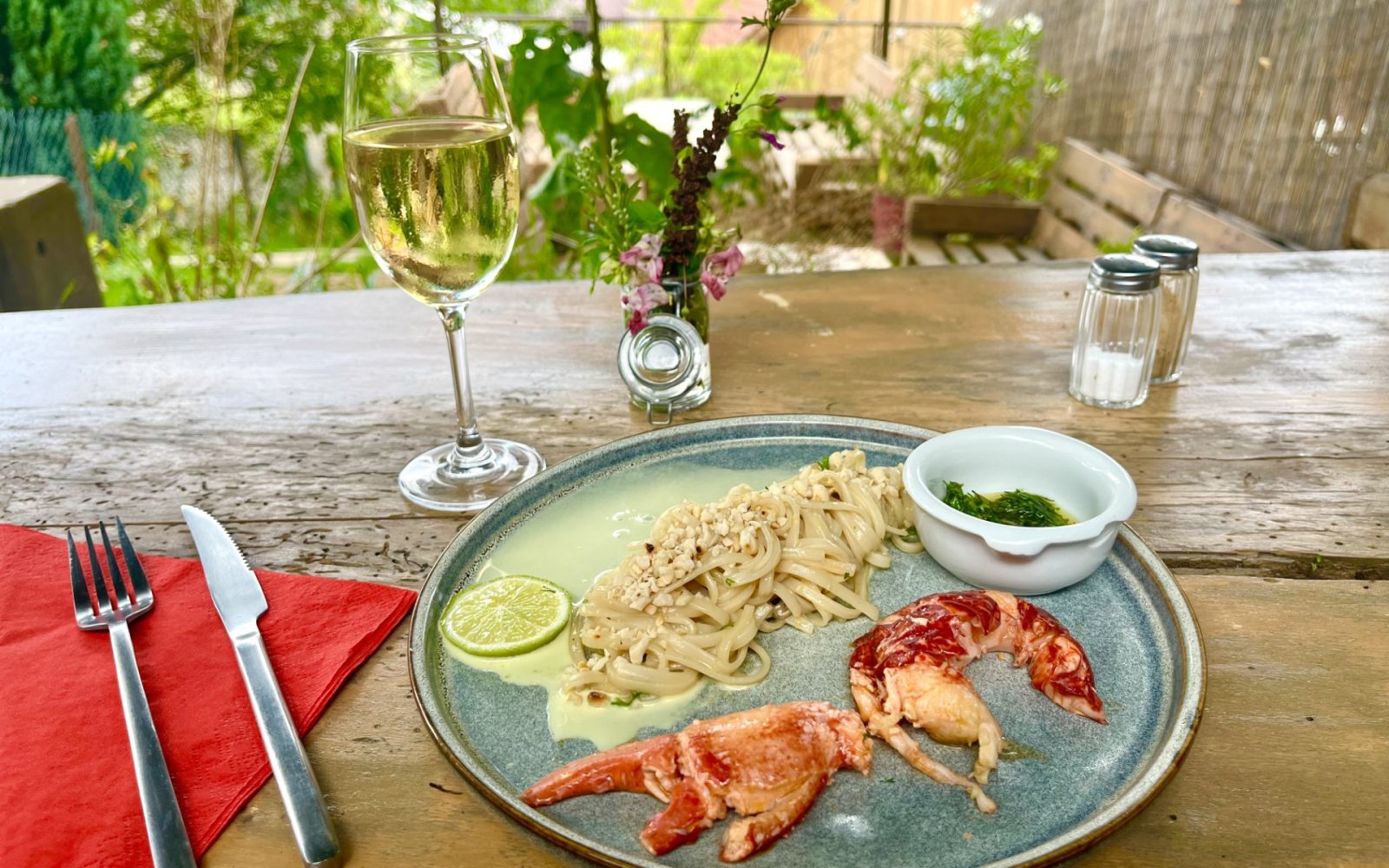 Une suggestion : pad thai de homard, à déguster à l'ombre d'un arbre dans le jardin